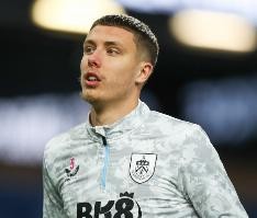 罗马诺：热刺没和伯恩利后卫艾斯特福接触，现阶段专注于其他目标