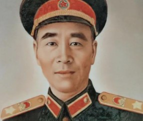 星空体育官方入口-91年，林立果未婚妻张宁，看望林豆豆夫妇，合影中张宁漂亮又时髦